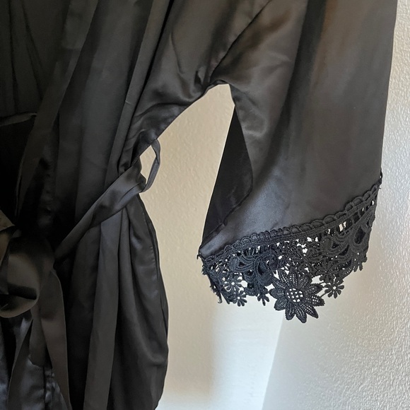Black Robe w/ Pockets - Picture 6 of 8